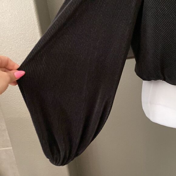 ASTR The Label Women's Long Sleeve Pleated Crop Top in Black - Picture 7 of 11